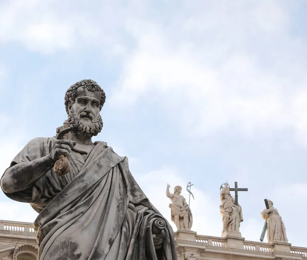 Estátua de São Pedro com as chaves na Cidade do Vaticano e as estatísticas — Fotografia de Stock