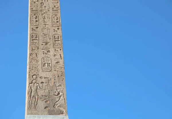 Ägyptischer Obelisk mit vielen Symbolen, Hieroglyphen genannt, die — Stockfoto