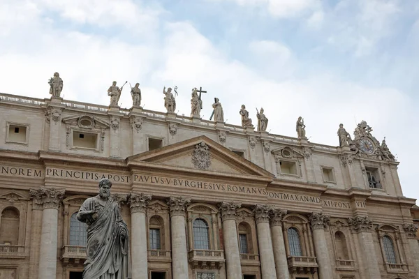 Basilika San Pietro und die Statue des Heiligen in der Vatica — Stockfoto