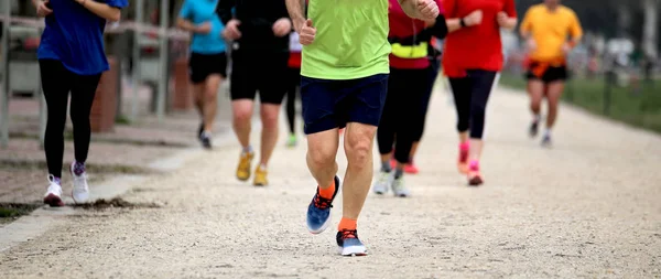 Femmes et hommes courent à la course en plein air — Photo