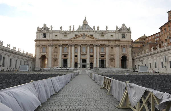 Basílica de San Pedro en la Ciudad del Vaticano en el centro de Italia y la —  Fotos de Stock