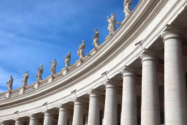 White columns and statues above the colonnade of the architect B — Stock Photo, Image