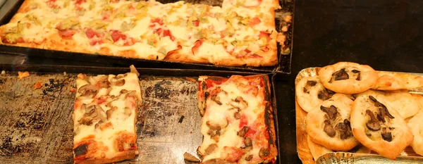 意大利比萨饼店的意大利比萨饼店配马苏拉瑞和西红柿的比萨饼 — 图库照片