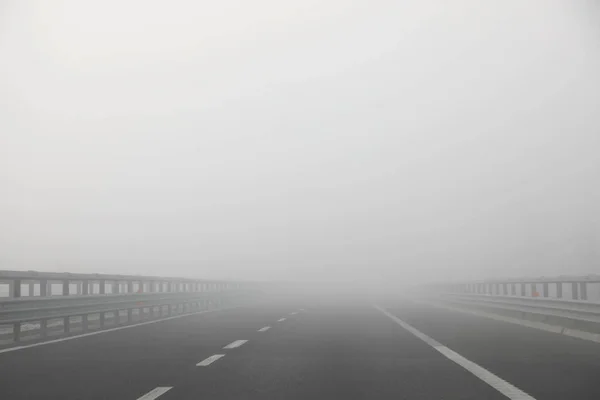 Плотный опасный туман на шоссе без автомобилей — стоковое фото