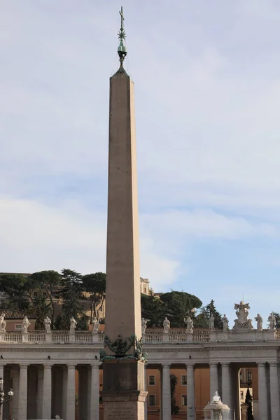 Obelisco egípcio antigo na praça de São Pedro no Vat — Fotografia de Stock