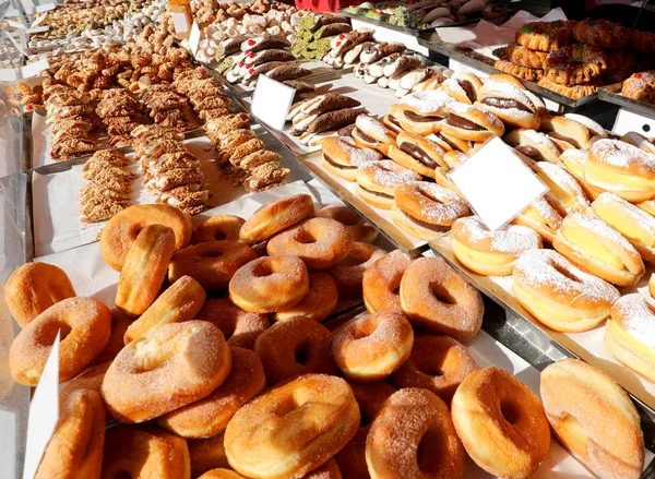 Many fried doughnut and more pastries with sugar for sale at kio — Stock Photo, Image