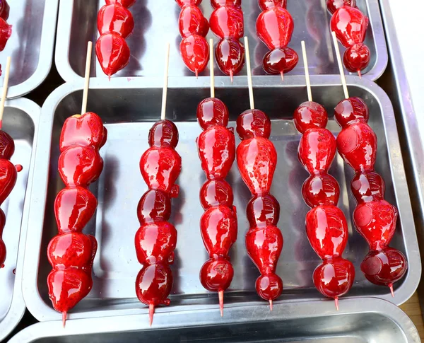 Karamellisierte rote Erdbeeren in der Stahlschale zum Verkauf — Stockfoto