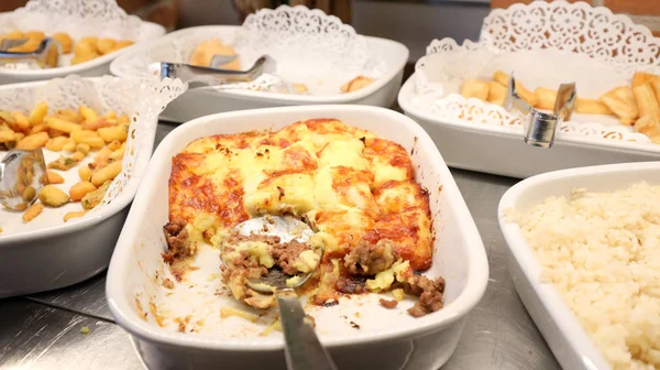 Pastel de carne en la bandeja del restaurante — Foto de Stock