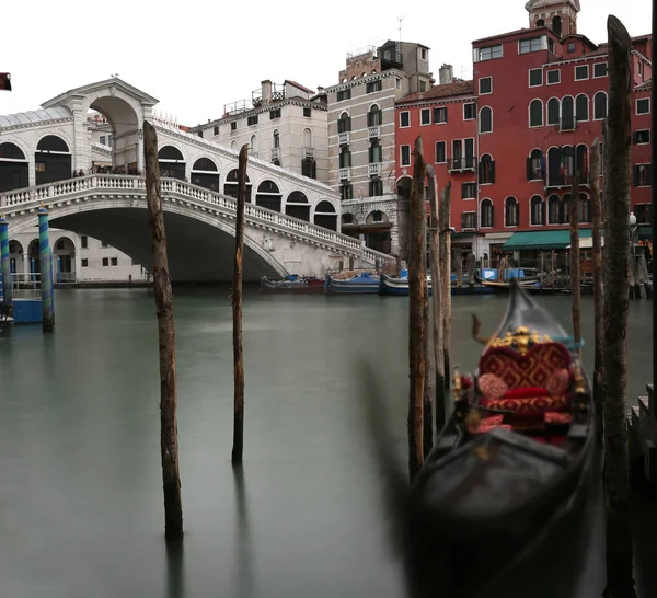 Grand Canal yanında Veni Rialto Köprüsü üzerinde demirleyen gondol — Stok fotoğraf