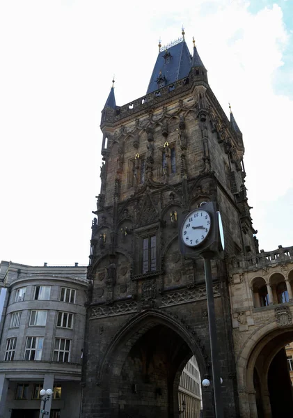 Pulverturm oder Pulvertor ist ein gotischer Turm in pragueeurope — Stockfoto