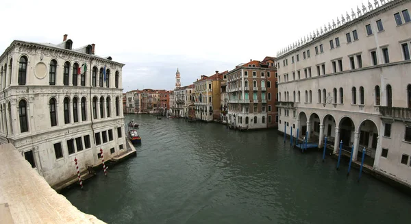 Grand Canal est la principale voie navigable de l'île de Venise — Photo