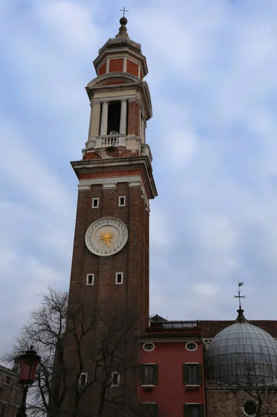 Klokkentoren van de kerk van de Heilige Apostelen van Christus in Venetië in — Stockfoto