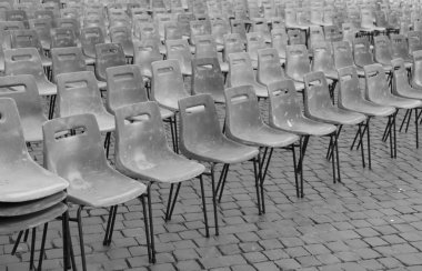 Gösteriden önce insanlar olmadan boş sandalyeler