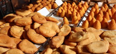 Satılık Panzerotti ve Arancini denilen tipik İtalyan gıda 