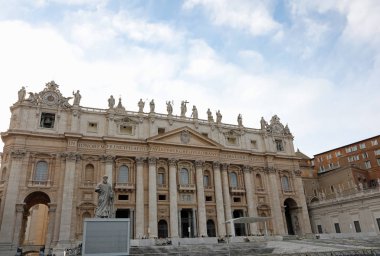 Cephe Basilica di Saint Peter ve SAI heykeli