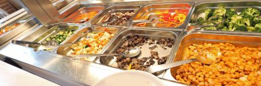 birçok tepsileri ile birçok çiğ ve pişmiş gıdalar ile Restoran