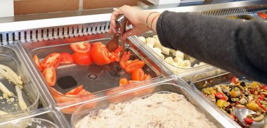 şirket kantin ve kırmızı pişmiş ve pişmemiş gıda sahip birçok kanalları