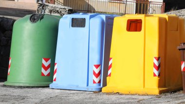çöp toplamak için üç büyük dumpsters konteynerler