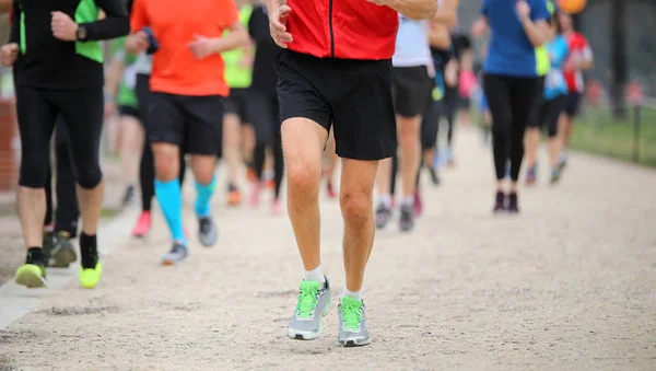 Bacaklar koşucu koşu yarışında şehir — Stok fotoğraf