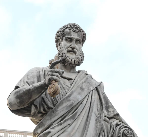 Estátua de São Pedro com as chaves na Cidade do Vaticano — Fotografia de Stock