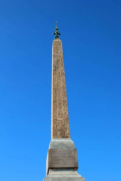 Antiguo obelisco egipcio con jeroglíficos que cuentan la historia de — Foto de Stock