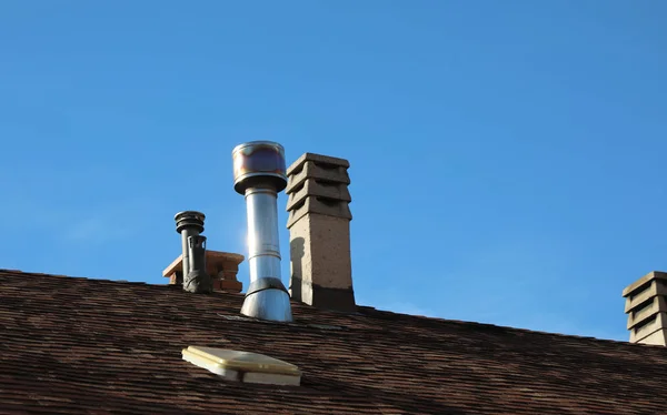Viele Schornsteine auf dem Dach — Stockfoto