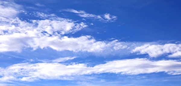 Bakgrund av blå himmel och vita moln — Stockfoto