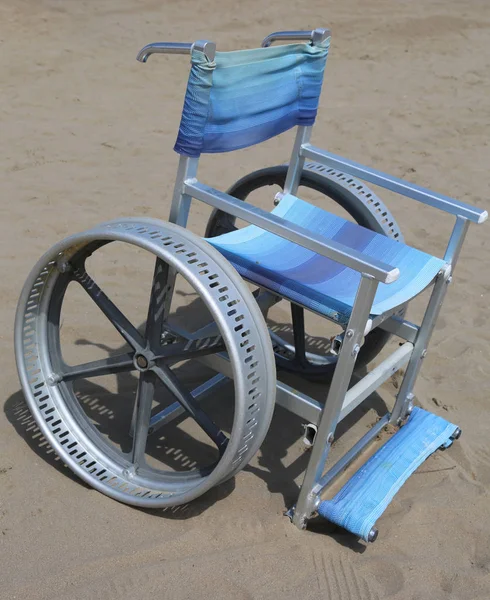 Speciale rolstoel met big wheel te verplaatsen op het zand — Stockfoto