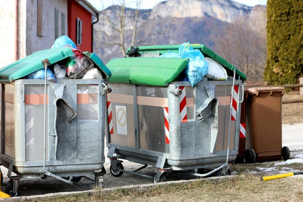 Afvalcontainers van afval in de stad — Stockfoto