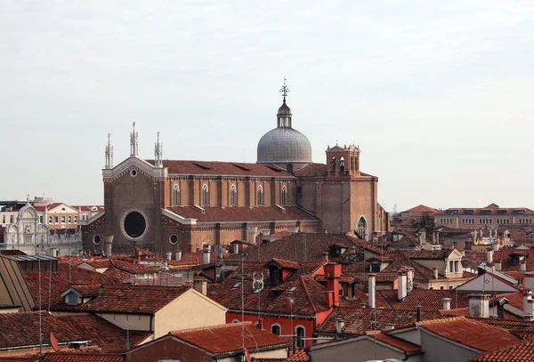 Iglesia de San Pablo y Juan en Venecia en Italia y los tejados — Foto de Stock
