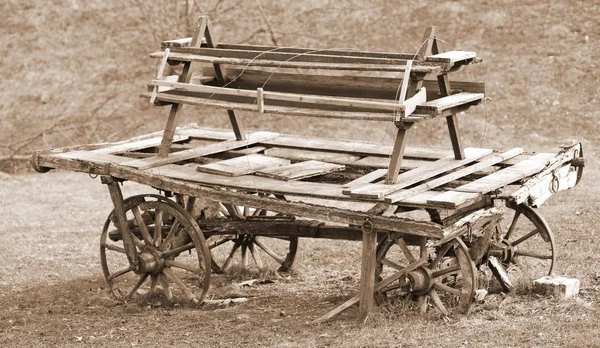 Staré rozbité dřevěné kočár průkopníků — Stock fotografie