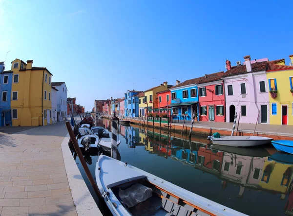 Casas de colores de la isla de Burano una pequeña isla cerca de Venecia — Foto de Stock
