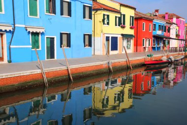 Gezilebilir Burano Adası Venedik ve boyalı hou yakınındaki kanalda