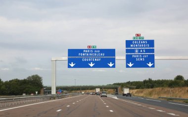 trafik işareti Fransa otoyolda Paris'e gitmek Fransız