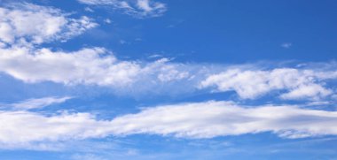 birçok beyaz bulutların üstünde mavi gökyüzü