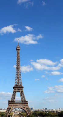 ünlü Eyfel Kulesi Paris Fransa ve mavi gökyüzü