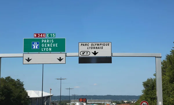 法国 hhgway 上的交通标志去里昂 Geneve 或帕里 — 图库照片