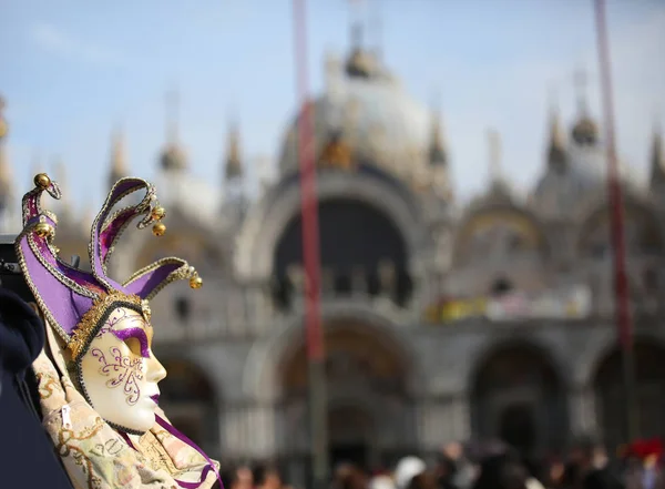 Mask of Venice Carnival and the Basilica of Saint Mark — Stock Photo, Image