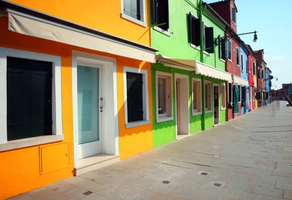 Casas pintadas de colores en la isla de Burano cerca de Venecia —  Fotos de Stock