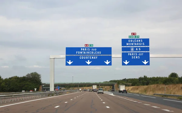 Französisches Verkehrssignal nach Paris auf der Autobahn in Frankreich — Stockfoto