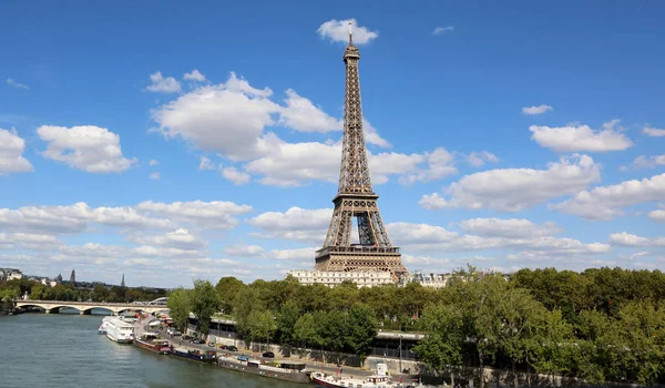 Der Eiffelturm und die Seine in Paris — Stockfoto