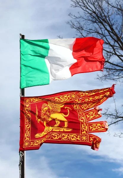 Velence, Ve, Olaszország - január 4, 2019: Olasz lobogó és a zászló-o — Stock Fotó