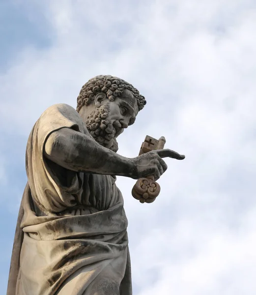 Statue majestueuse de Saint Pierre avec une longue barbe et des clés — Photo