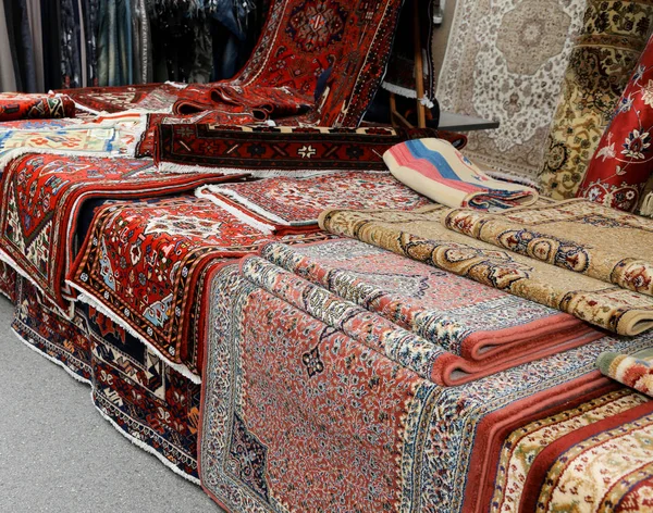Carpets for sale at the market stall — Stock Photo, Image