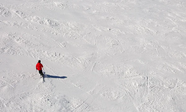 Esquiador en la ladera en la nieve blanca en la montaña — Foto de Stock