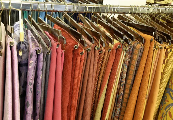 Kläder hängande till salu — Stockfoto