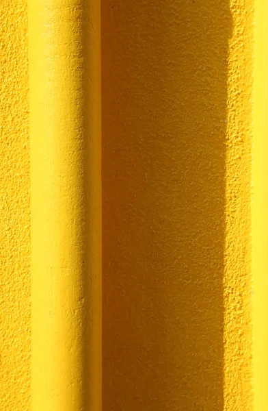Gelbe Dachrinne an der Hauswand — Stockfoto