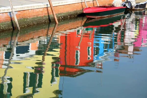 Riflesso delle case di Burano un'isola vicino a Venezia in Italia — Foto Stock