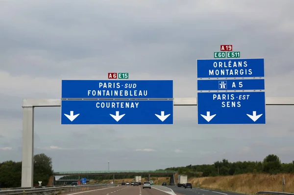 在法国高速公路上前往巴黎的交通信号 — 图库照片