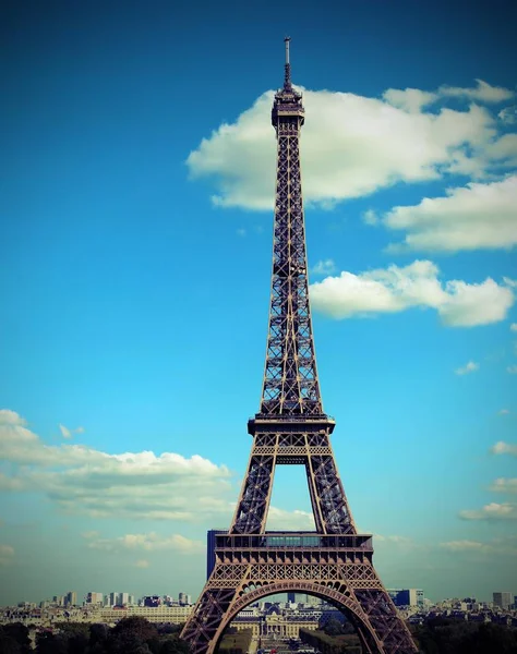 Torre Eiffel é o edifício mais famoso de Paris, na França, com — Fotografia de Stock
